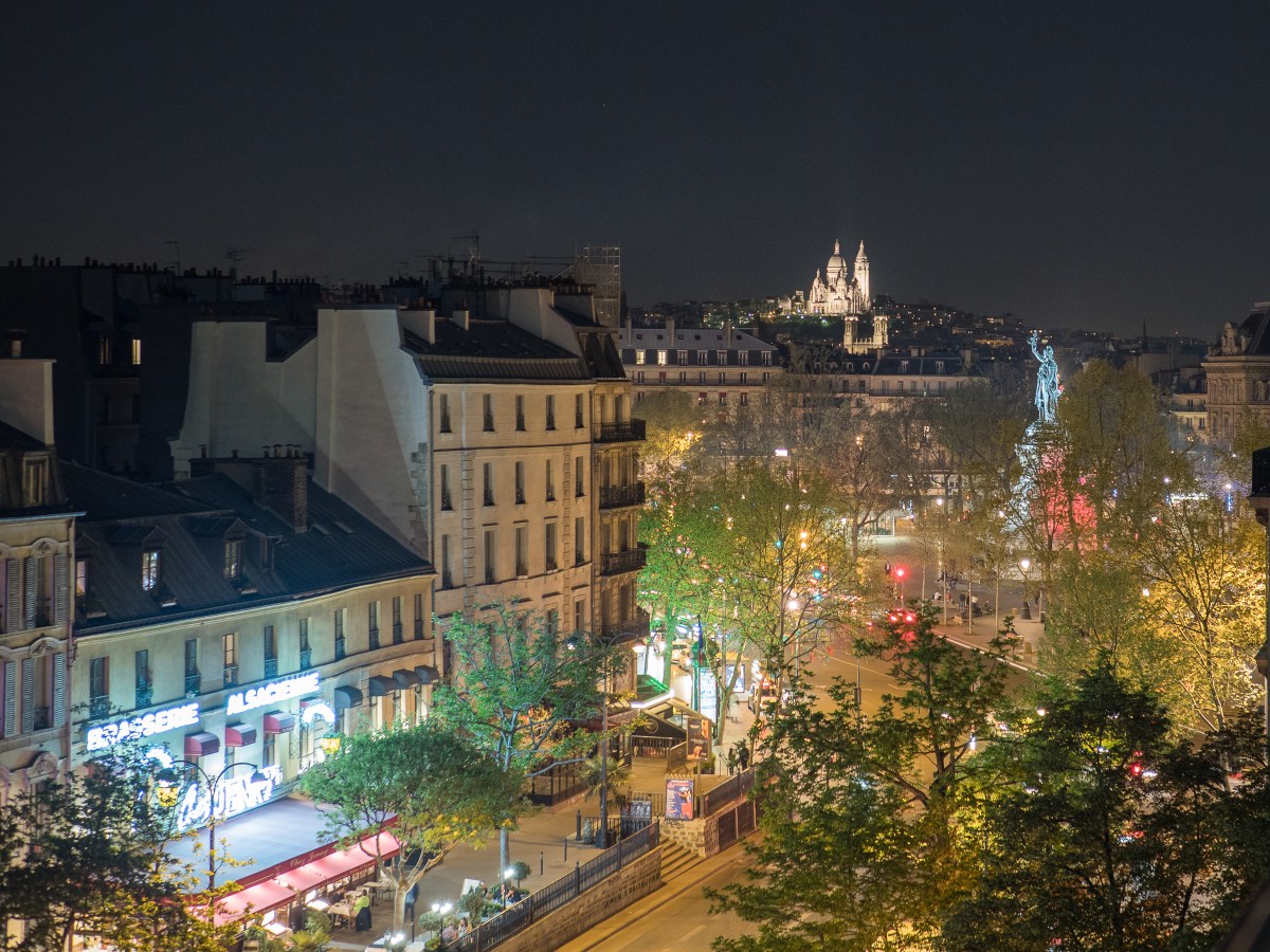 Vue nocturne sur Montmartre et la place de la République depuis notre&nbsp;hôtel