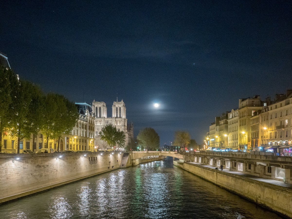Notre-Dame sous la&nbsp;lune